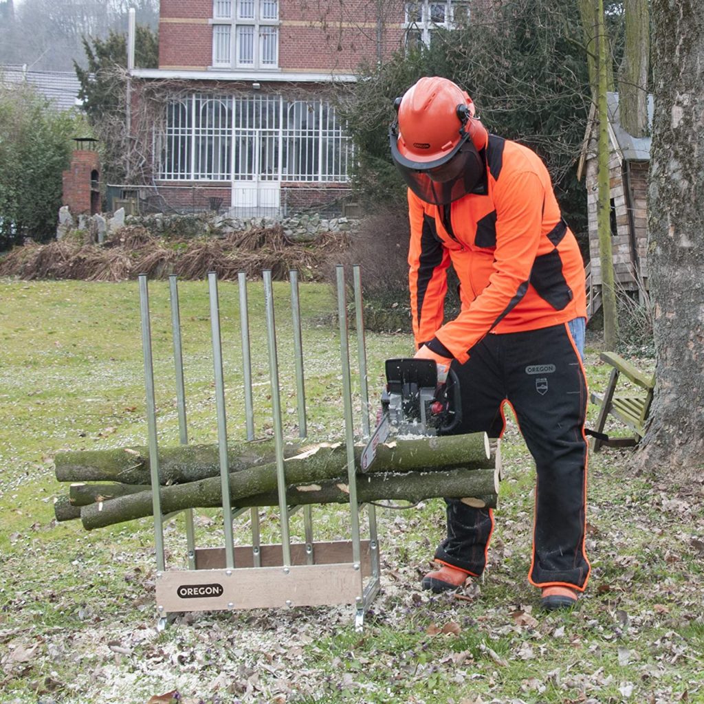 Professionnel avec pantalon anti coupure